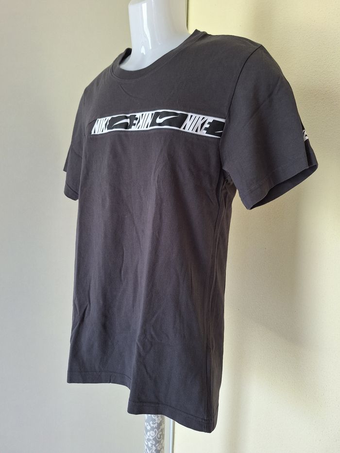 T-shirt taille S marque Nike couleur gris - photo numéro 2