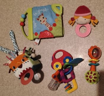 Lot jouets bébés
