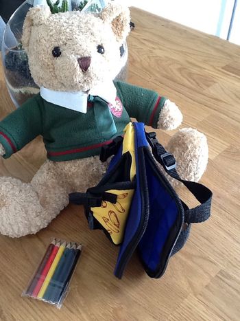 Ourson écolier avec sac à dos