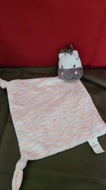 Doudou plat zèbre APOLLO rose blanc losange