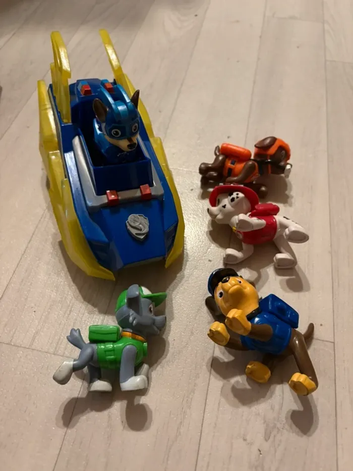 Lot pat patrouille comprenant 5 figurines et 1 véhicule, l’oreille de Chase est cassé - photo numéro 2