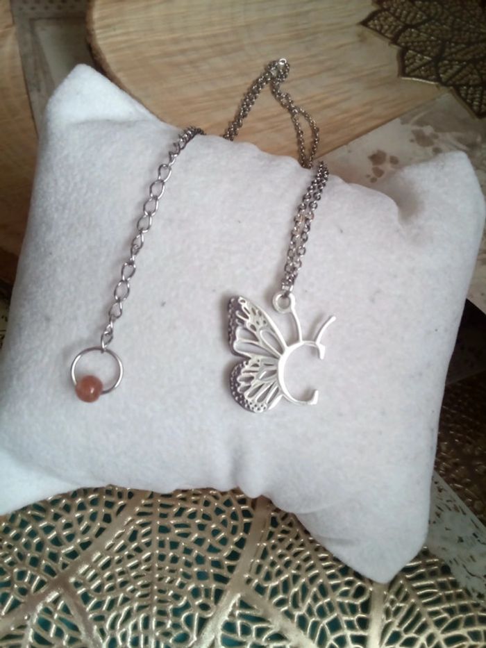Collier prénom C argenté papillon