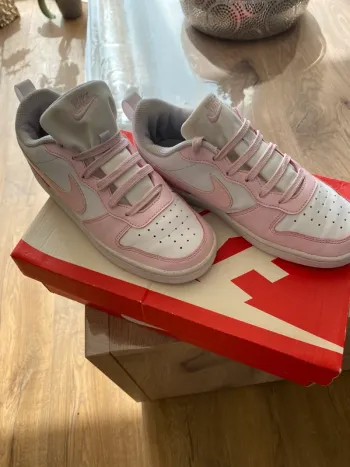 👟 Nike Court Borough Low 2 SE Femme – Rose Irisé & Lacets Pailletés – Pointure 37,5