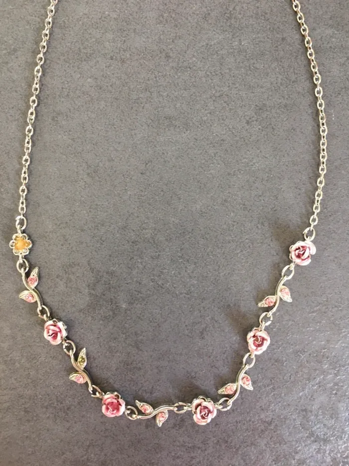 Collier ras du cou fleurs roses 🌹