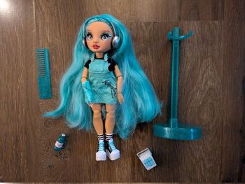 Poupée rainbow high blue brooks avec socle et accessoires