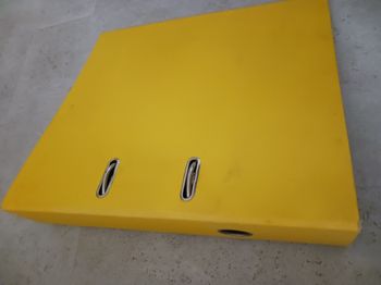 classeur jaune