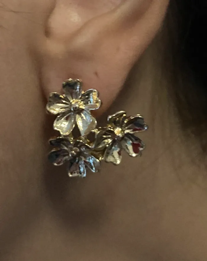 CxL by Christian Lacroix boucles d'oreilles dorées 3 fleurs - photo numéro 3