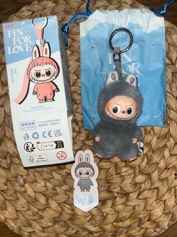 Labubu pin for love lettre W