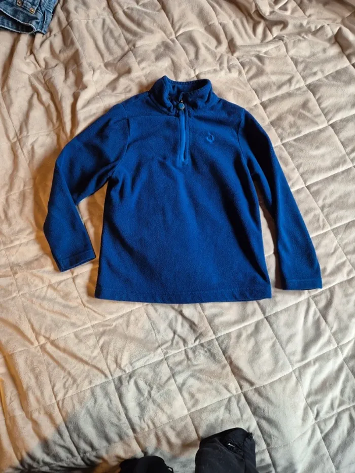 Pull polaire bleu avec ouverture au cou zippé