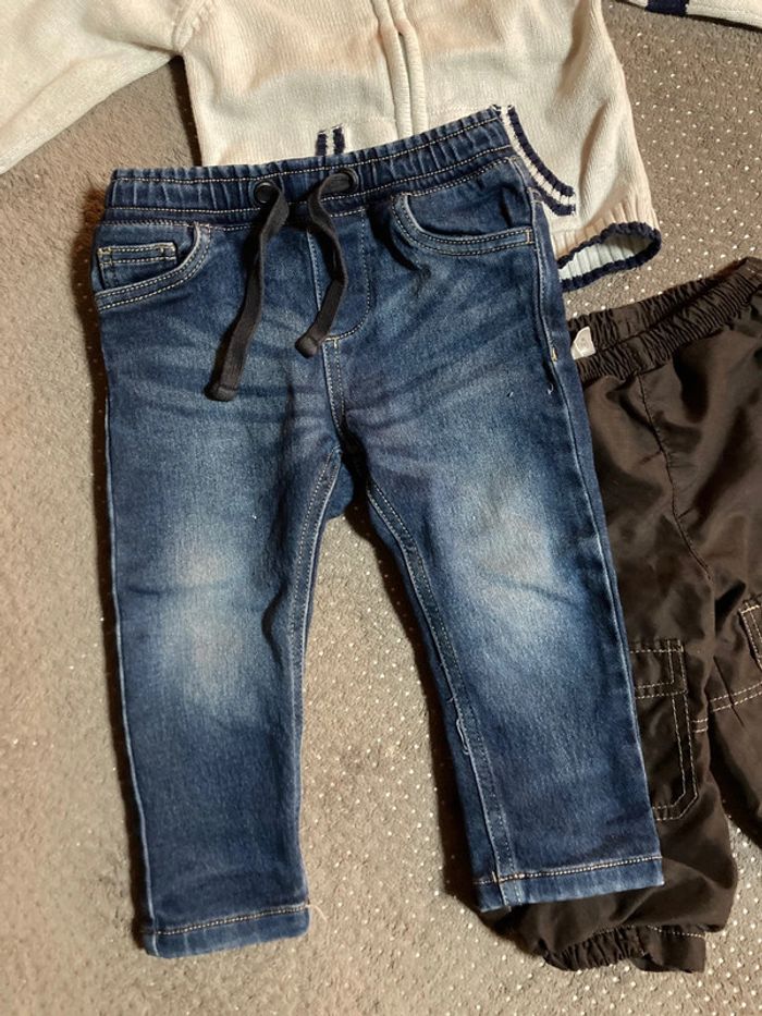 Lot 2 pantalons et 1 gilet 18 mois - photo numéro 2