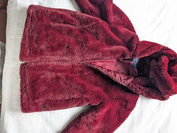 Blouson capuche imitation fourrure rouge Kiabi forme un peu bomber 