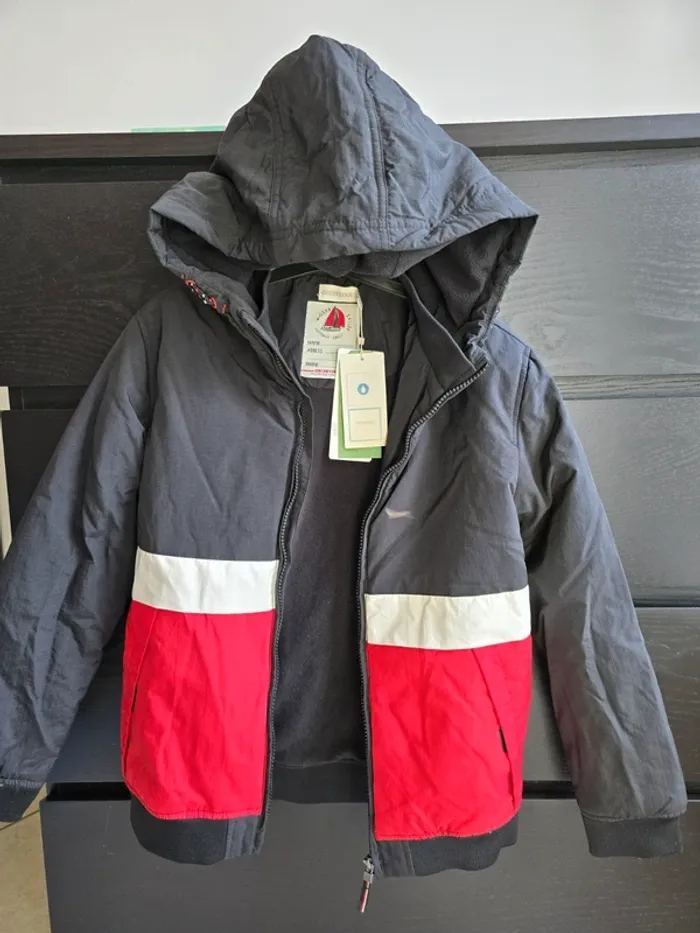 manteau noir blanc et rouge Orchestra
