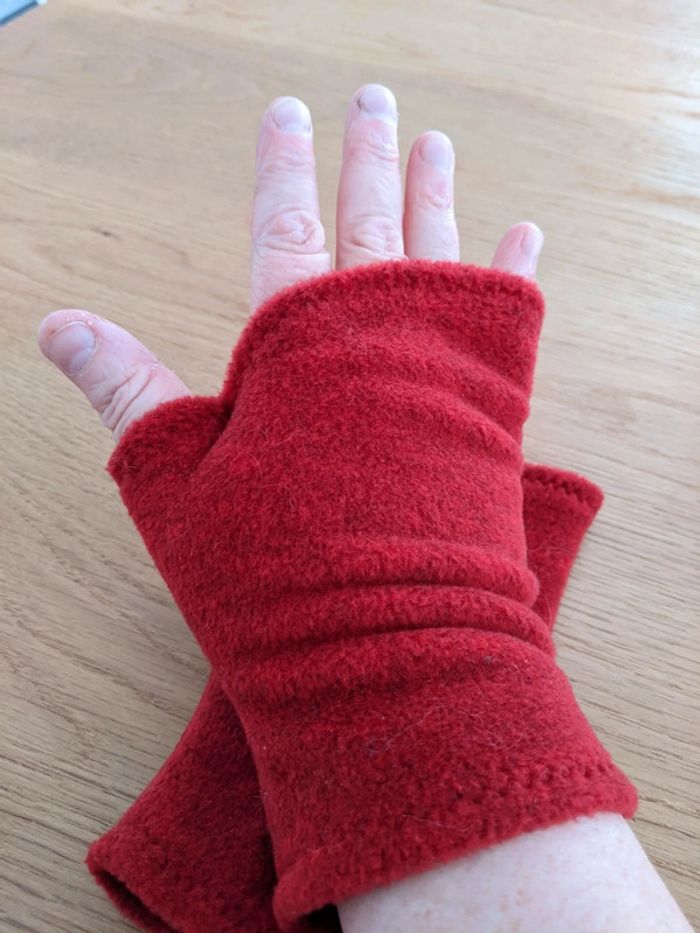 Mitaines en polaire rouge - photo numéro 3