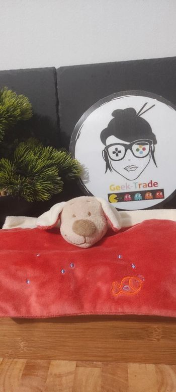 doudou chien dou kidou doukidou poisson rouge beige bleu bulles Plat Carré Blanc