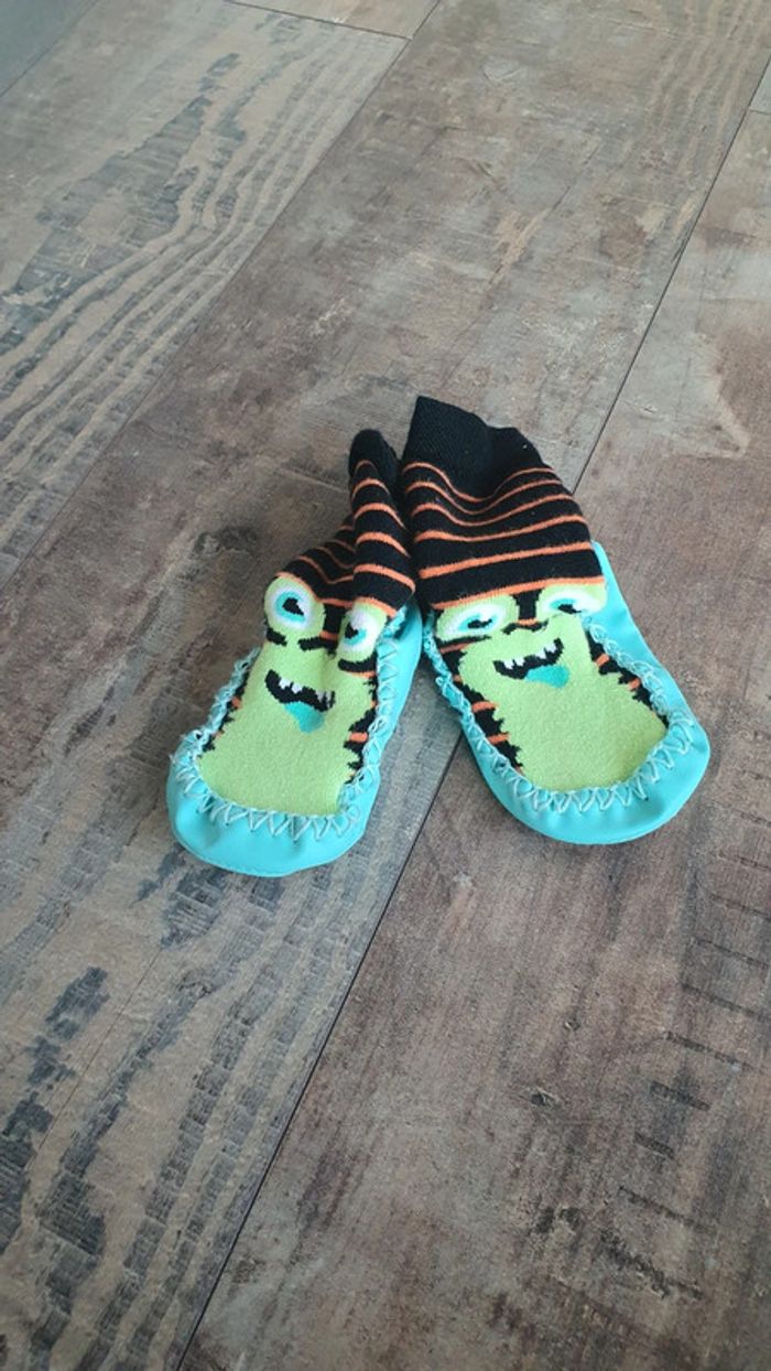 Paire de chaussons Chaussettes 9-12 mois en très bon état 👌