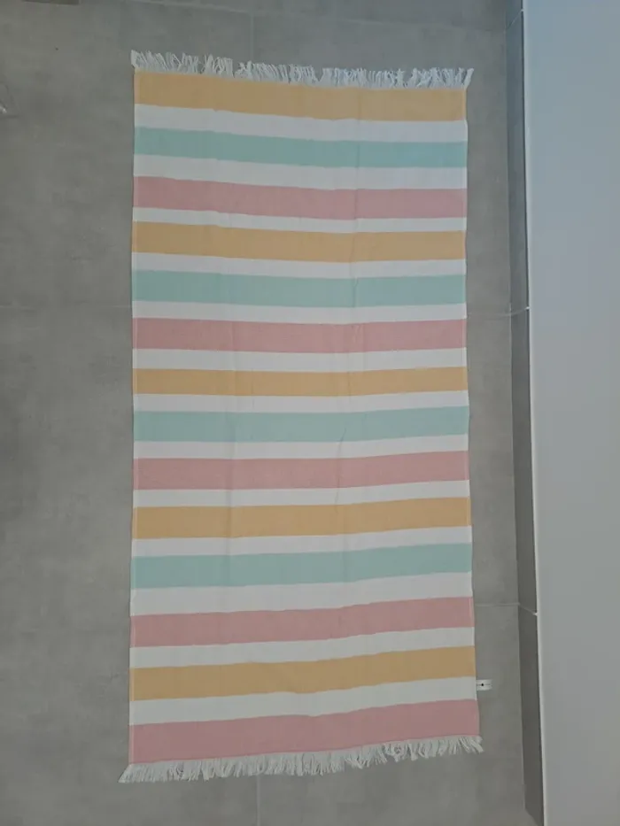 Serviette de Plage / Piscine Rayée Pastel - Douceur Bouclette & Franges - Passion Beauté