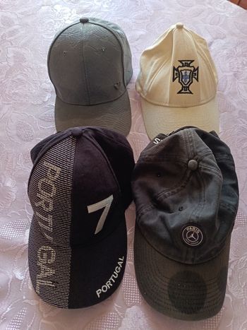 4 casquettes 