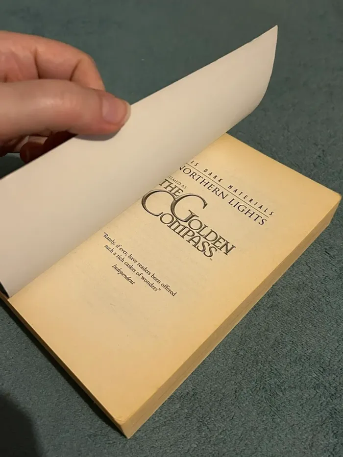 Livre roman en anglais The golden compass Philip Pullman international best-seller - photo numéro 10