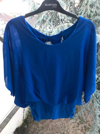Haut bleue avec noeud dans le dos