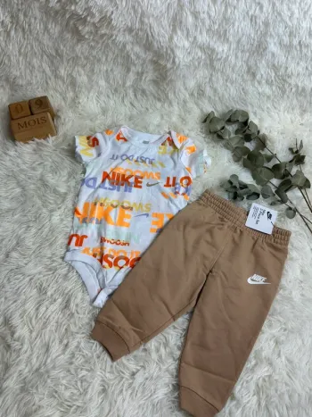 Ensemble pantalon body Nike taille 9 mois