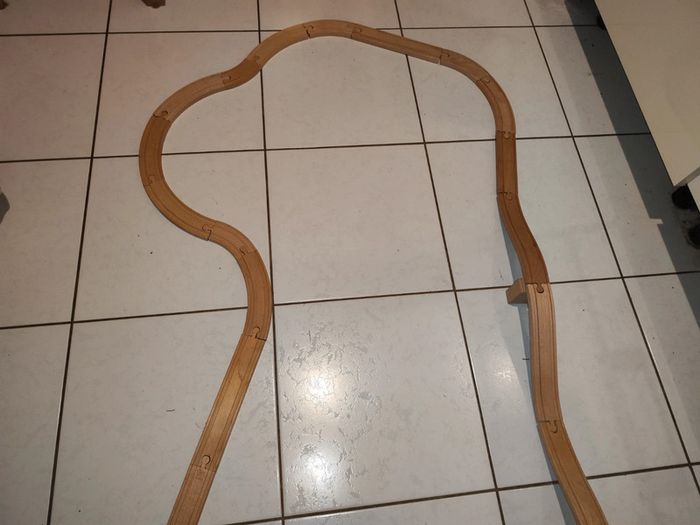 Circuit de train en bois - photo numéro 3