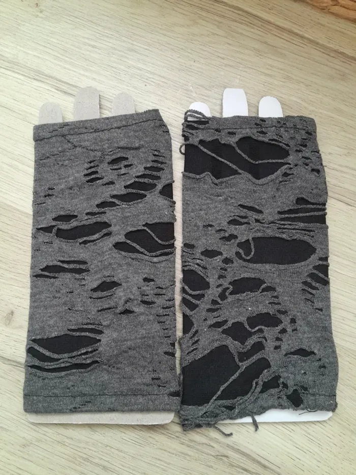 Gants style déchirés, gris et noirs, style Gothiques - photo numéro 3