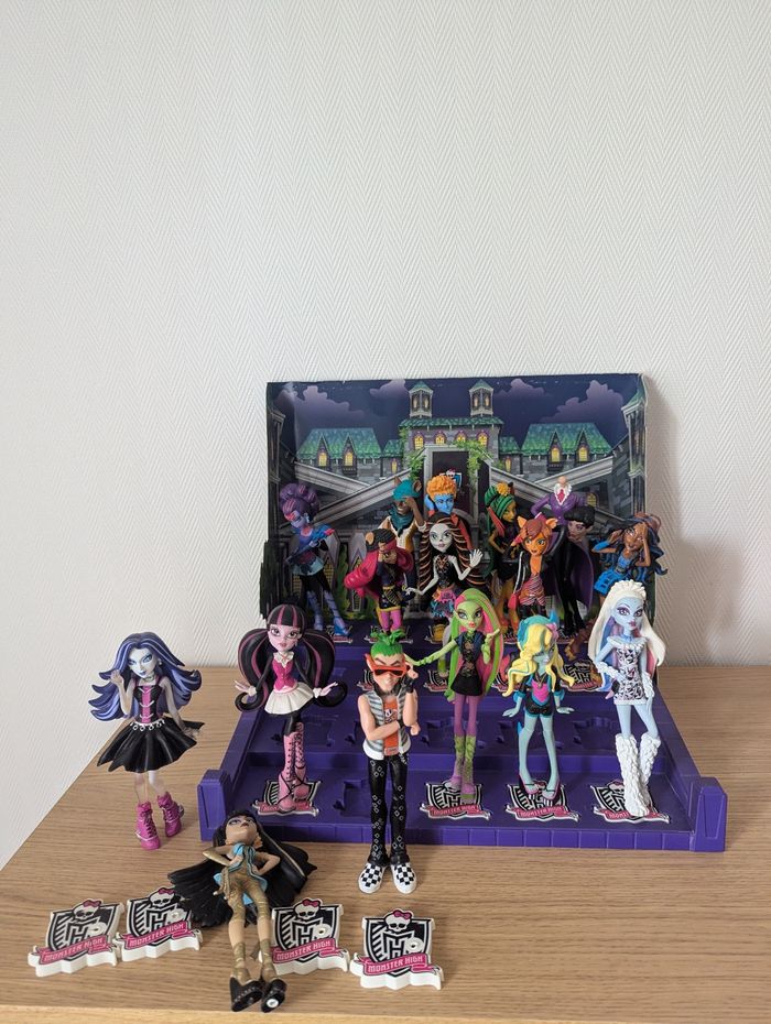 Lot de 16 figurines Monster high avec support et décor