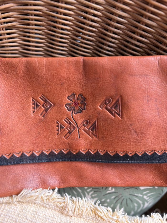 Pochette en cuir - à motif fleuris - fabrication artisanale - en très bon état - photo numéro 2