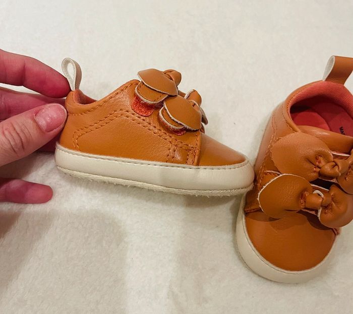 Petites chaussures à scratch couleur corail 1 à 6 mois - photo numéro 3