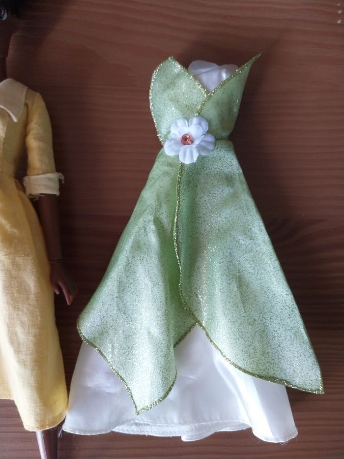 Poupée Tiana en serveuse robe jaune rare + robe verte La Princesse et la Grenouille - photo numéro 10