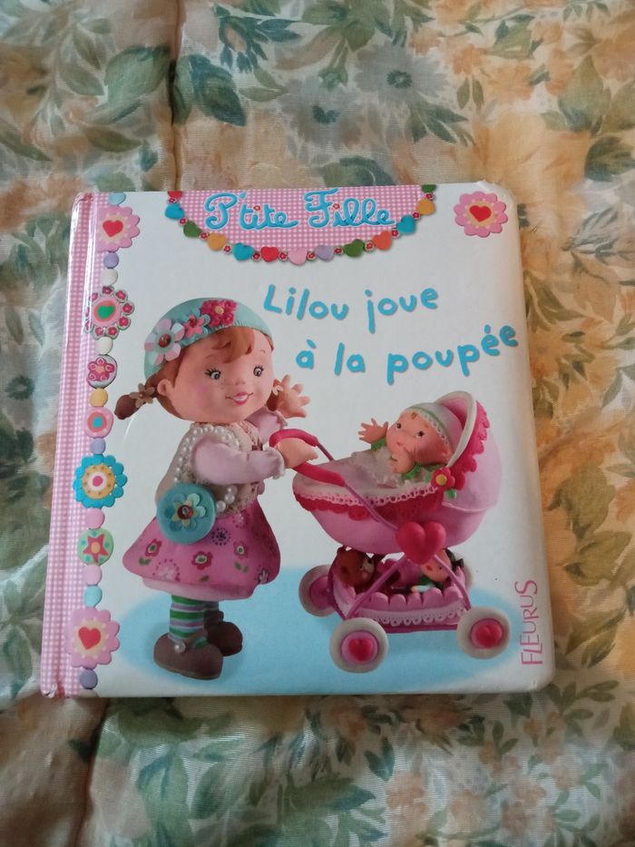 P'tite fille, Lilou joue à la poupée
