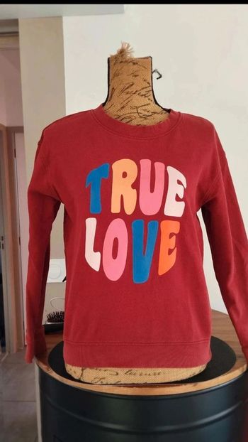 Sweat  bordeaux  taille xs avec  écritures  true love