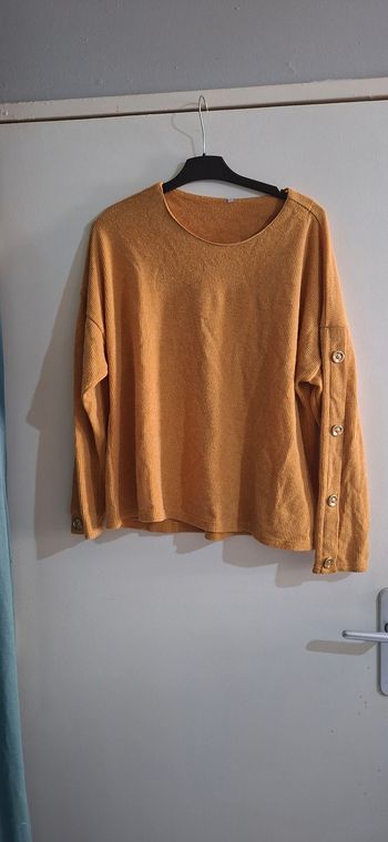 Pull moutardes avec bouton décorative