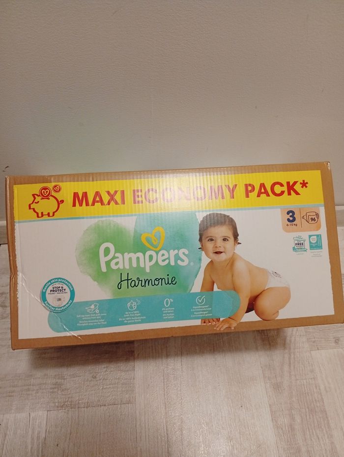 Carton Pampers harmonie taille 3 , 96 couches