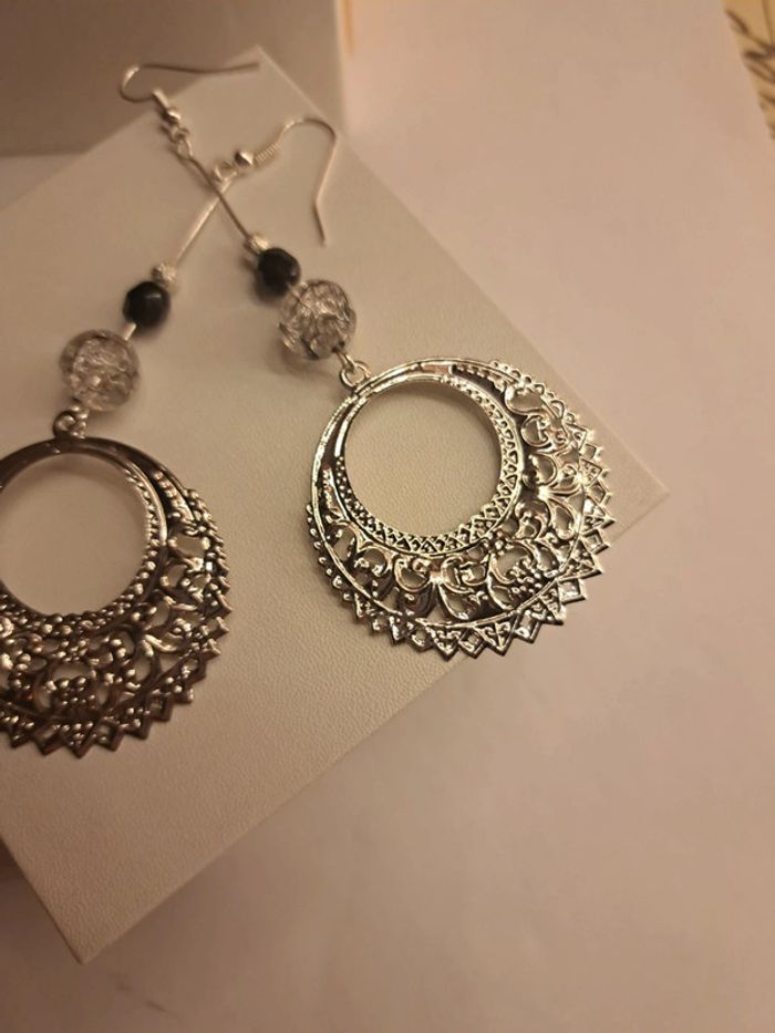 Boucles d'oreilles pendante argenté et noir - photo numéro 5