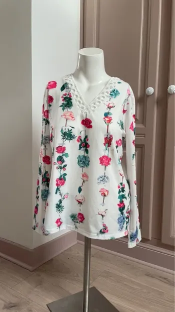 Blouse blanche avec fleurs