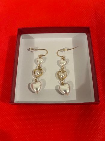 Boucle d’oreille  en forme de cœur en perles