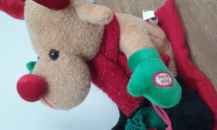 Petit renne peluche sur sa luge - photo numéro 4