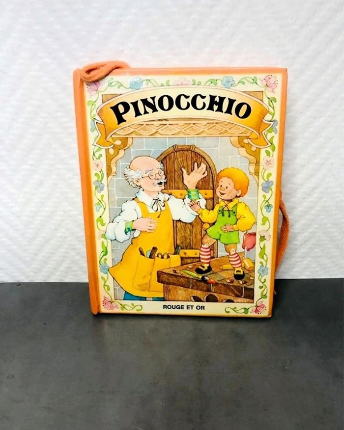 Livre Pinocchio Rouge et Or (1981) – pop-up / relief vintage - photo numéro 1