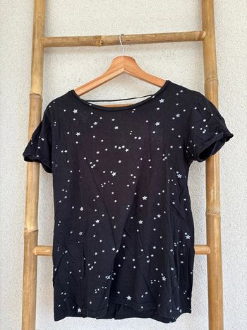 t shirt noir à étoiles