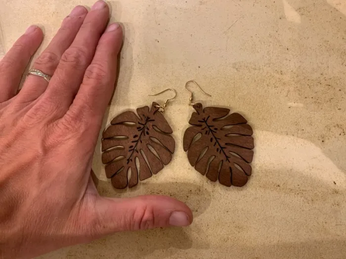 Boucles d’oreilles neuves monstera marron en bois - photo numéro 2