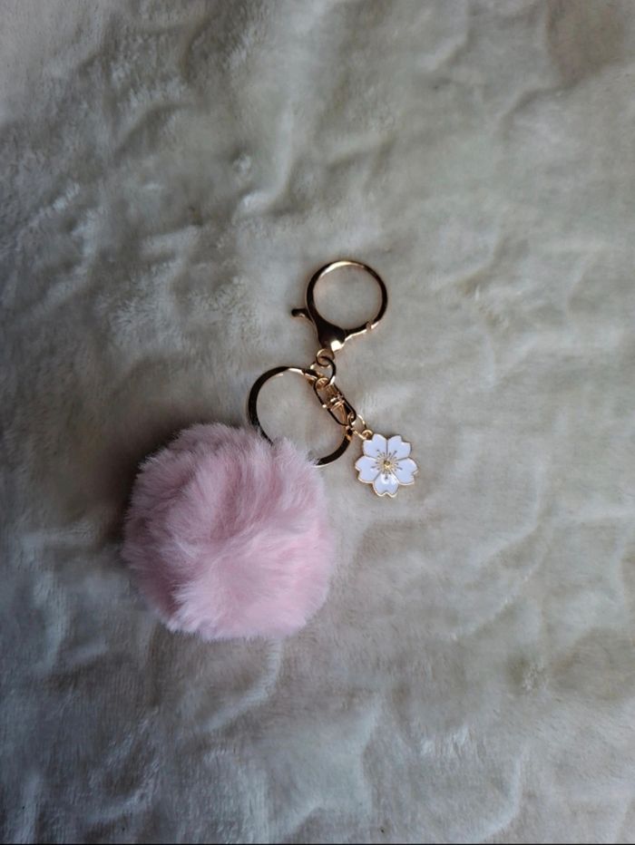Porte clés pompon rose et fleur blanche