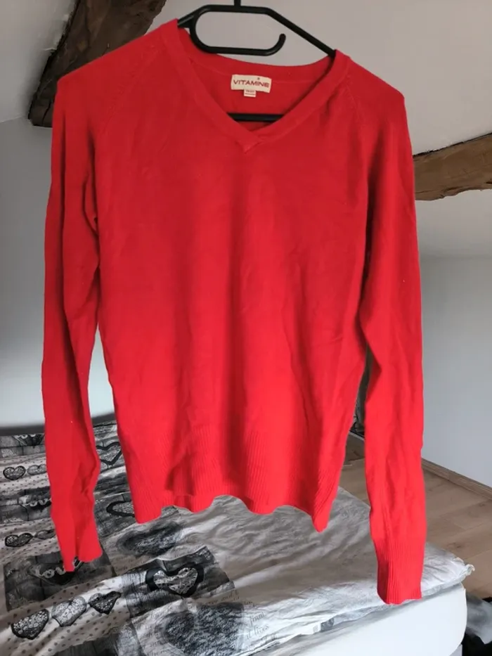 Pull rouge col V