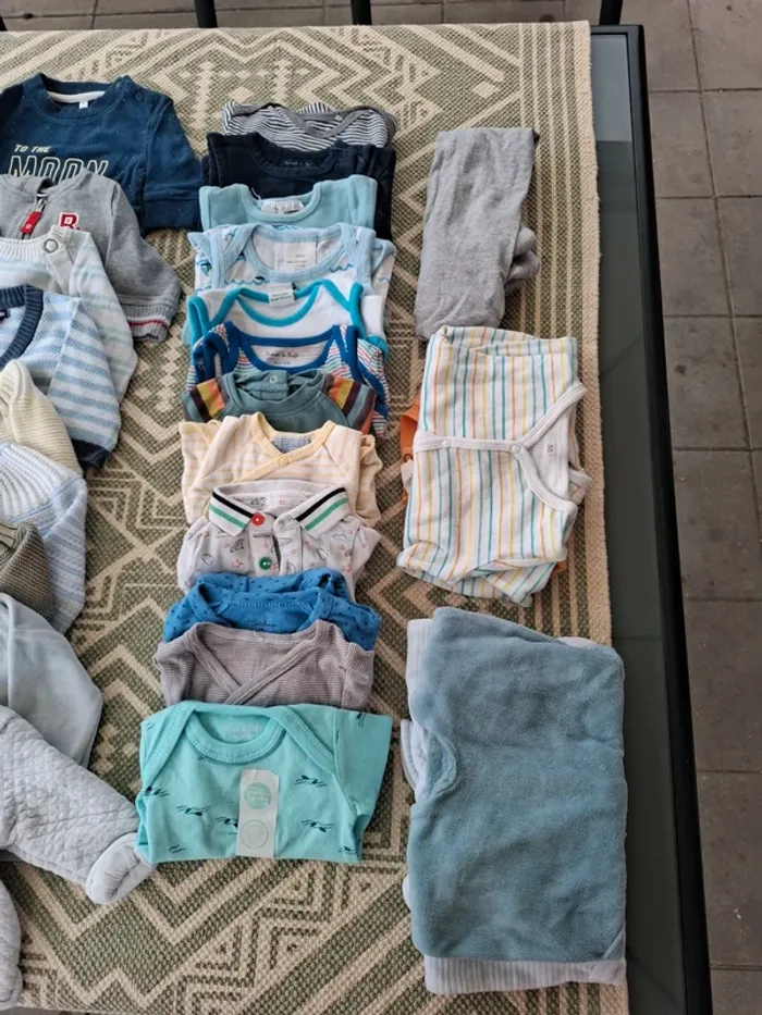 Lot vêtements bébé 0-1 mois 53 articles - photo numéro 2