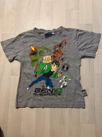 T-shirt gris ben10 4/5 ans manches courtes très bon état