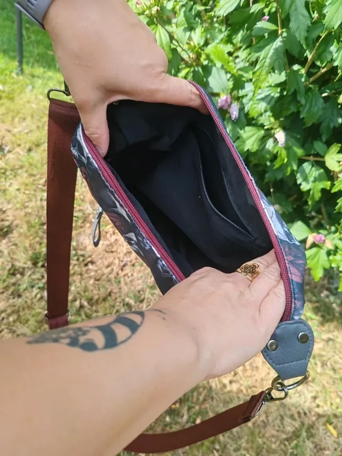 Sac à main gothique dark romance noir blanc bordeau crâne et fleurs - photo numéro 6
