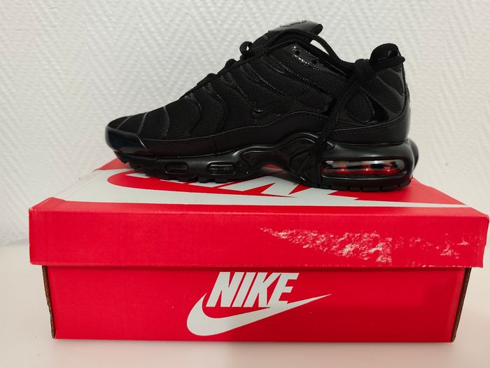Nike air Max plus taille 43 Neuf avec étiquettes et emballage. - photo numéro 2
