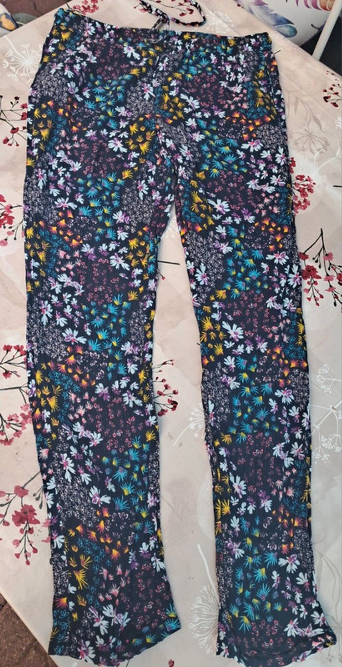 Joli pantalon léger et fleurie, confortable, bien coupé avec poches et lien - T38/40 - Blancheporte