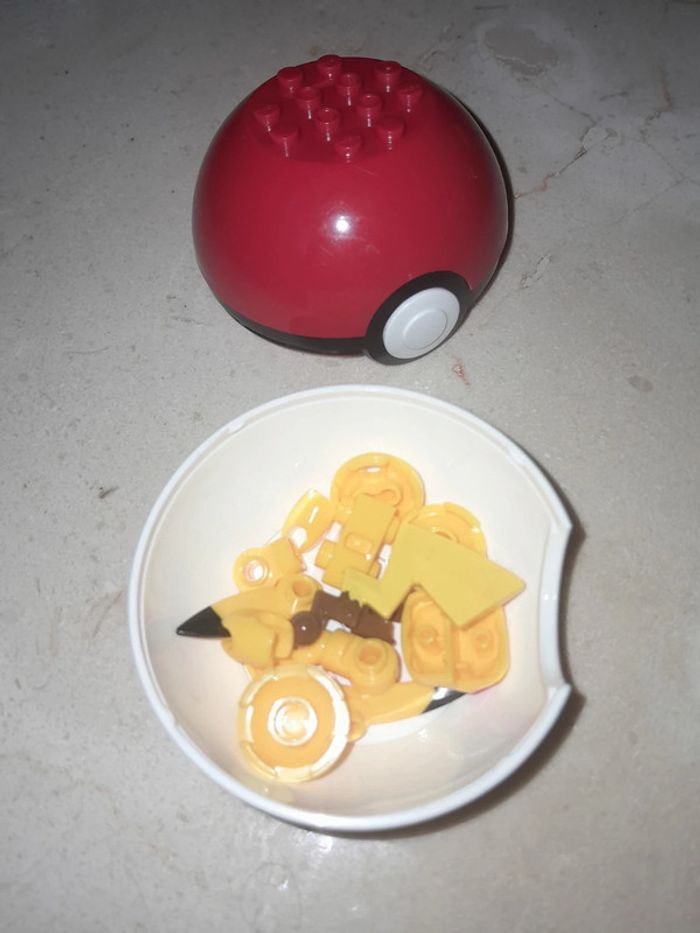 Pokemon pokeball mega construx Pikatchu 💖 - photo numéro 2