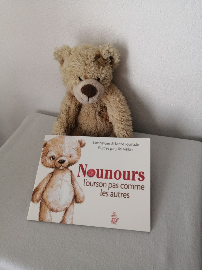 livre et peluche ours - photo numéro 1